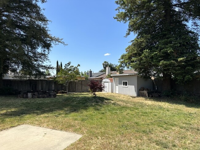 Building Photo - Modesto 4 Bedroom 2 Bath home 2 Car Garage...