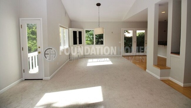 Building Photo - 133 Tiburon Blvd