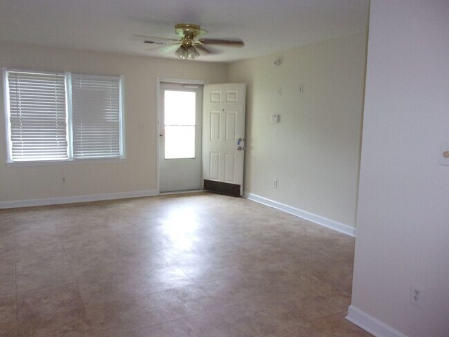 Building Photo - 1102 Chandler Dr