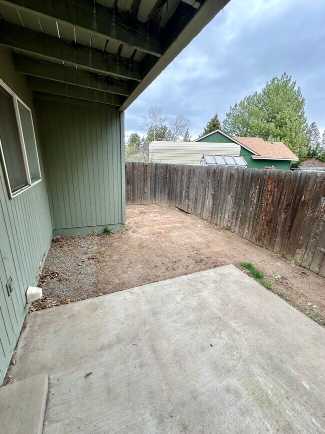 Building Photo - W1768