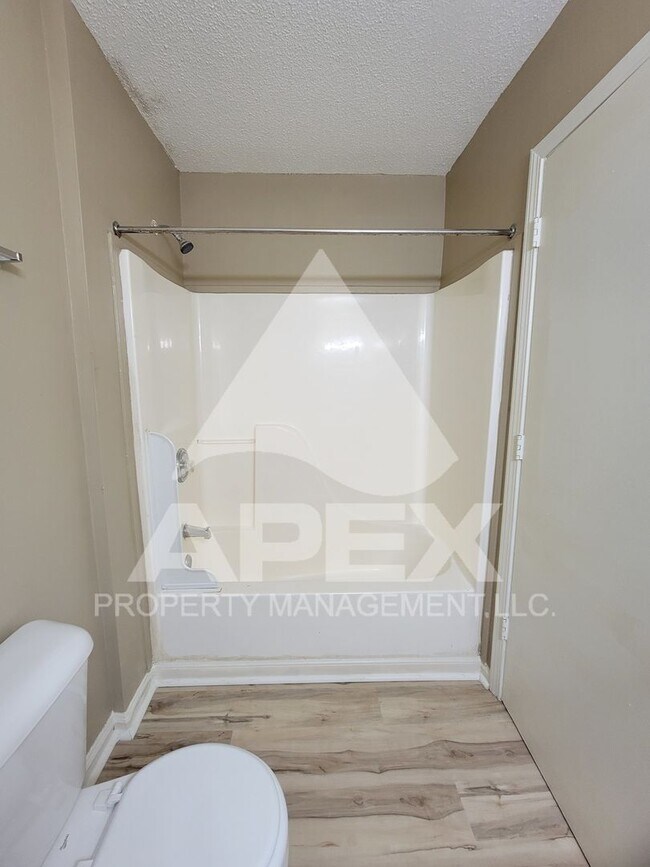 Building Photo - MOVE-IN SPECIAL, $1 RENT!! - Nice 3 Bd | 2...