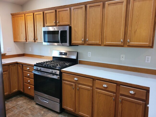 Building Photo - Spacious 3 Bedroom Home with Garage