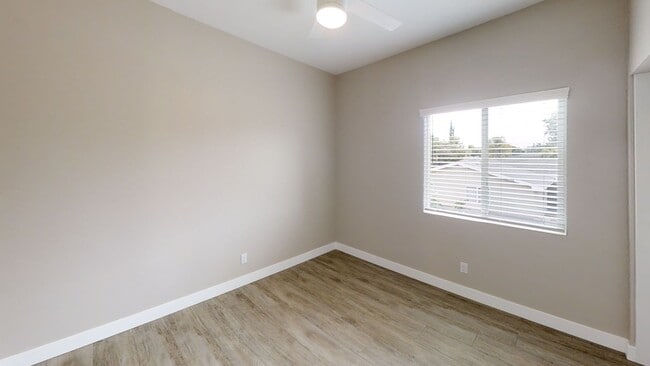 Building Photo - 4BD/2BA, Great Yard!