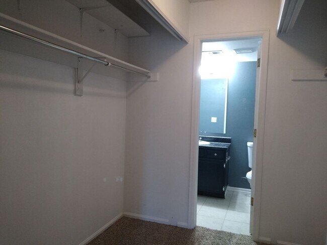 Building Photo - Awesome 2 Bedroom 2 Bath Condo w/ Garage P...