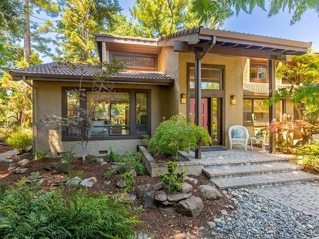 Building Photo - BRIGHT & AIRY HOME IN EXCLUSIVE ENCLAVE SPRAWLING, PRIVATE CULDESAC PROPERTY