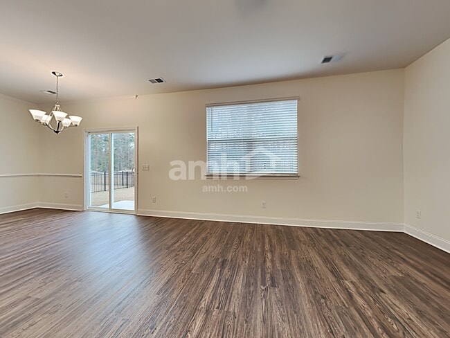 Building Photo - 617 W Lionel Rd