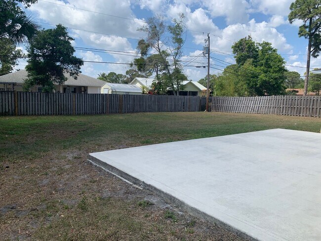 Building Photo - 3/2/2 CBS Home - Vero Beach  (LOW MOVE IN ...