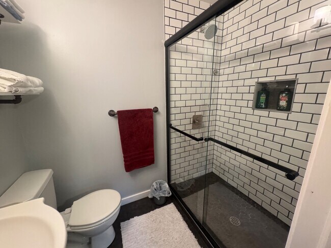 Building Photo - 303 E Broadmoor St