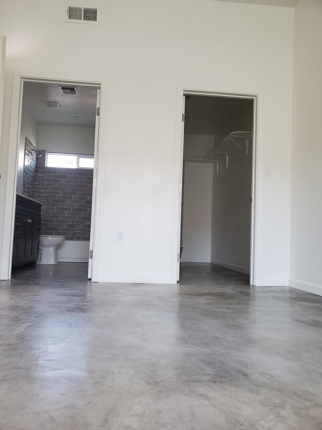 Building Photo - 1130 E Winnie Pl