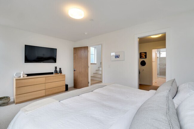 Building Photo - Modern stylish Madison Valley home