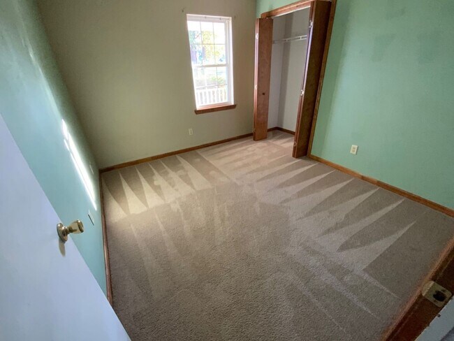 Building Photo - 3 BR 2 BA Southwest