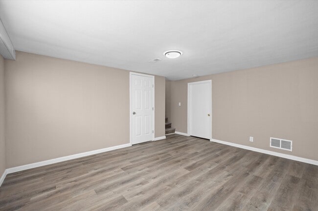 Building Photo - 6 Manor Dr