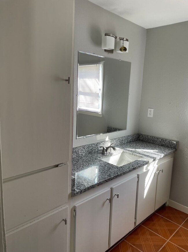 Building Photo - Move in SPECIAL! $995/month