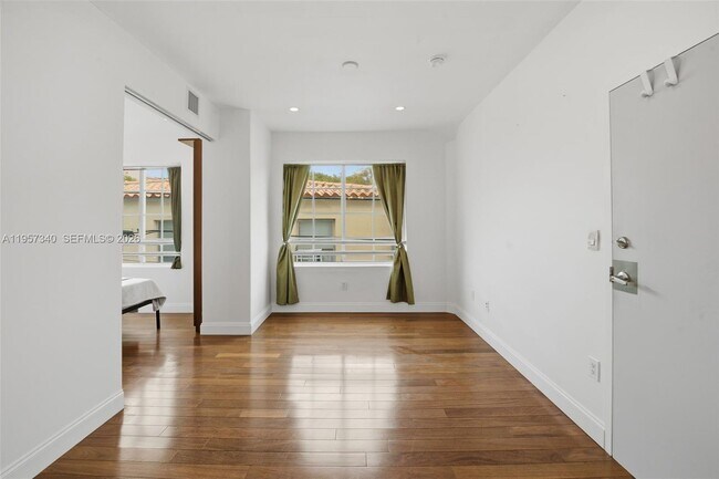 Building Photo - 526 15th St