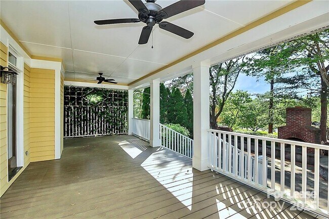 Building Photo - 2300 Mirow Pl