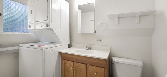 Building Photo - Charming Bellevue Home with Spacious Lot a...
