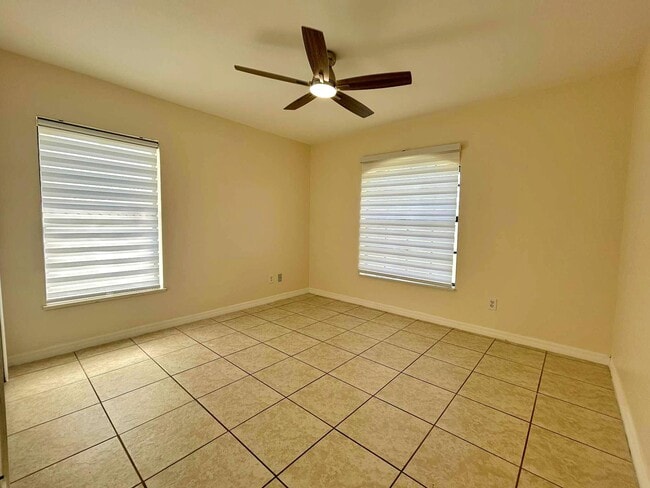 Building Photo - 328 W Sugarland Cir