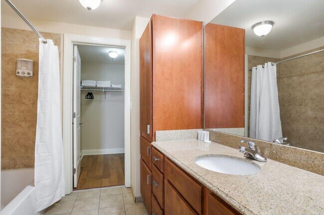 Building Photo - 925 Common St