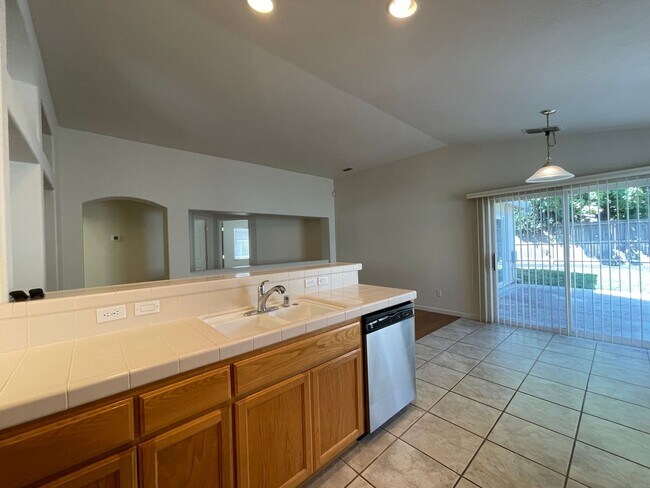 Building Photo - Charming single story home located on the ...