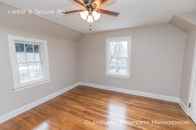 Building Photo - Charming 3 Bedroom Home