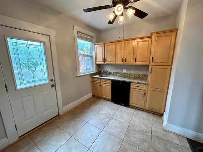 Building Photo - Norwood - Lovely, clean quiet 3bed in side by side duplex