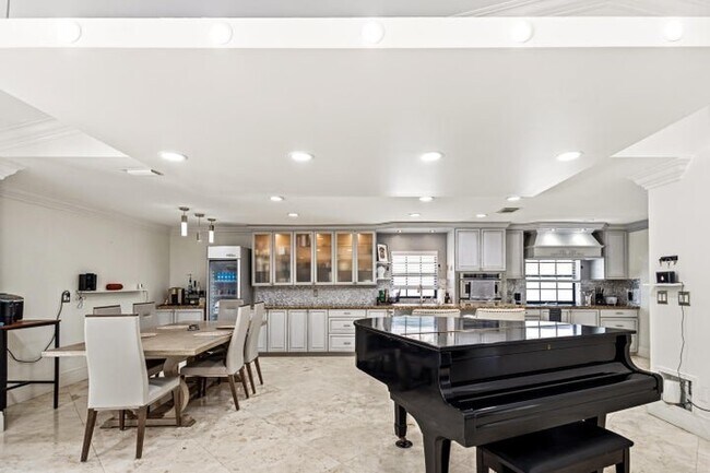 Building Photo - 5223 Deerhurst Crescent Cir