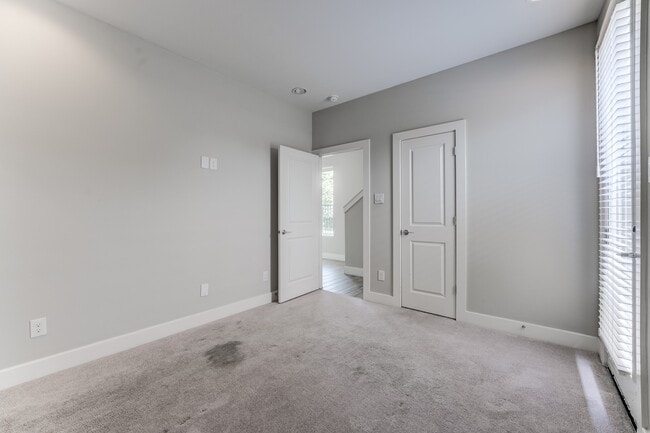 Building Photo - 2510 Tuam St