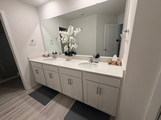 Building Photo - BRAND NEW TOWNHOME w/ Garage Parking