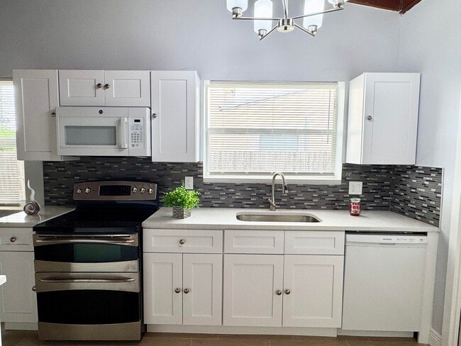 Building Photo - 350 Cypress Dr