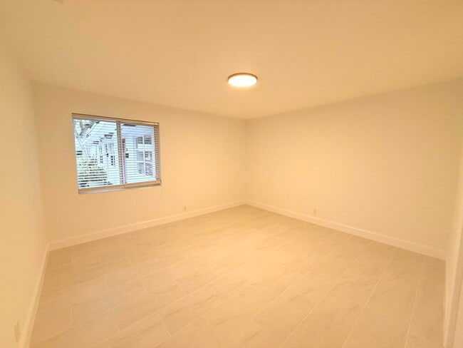 Building Photo - 626 Prosperity Farms Rd