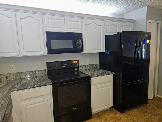 Building Photo - 7600 Sun Island Dr S
