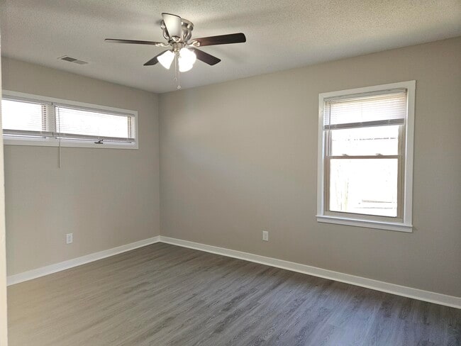 Building Photo - 107 Robinwood Dr