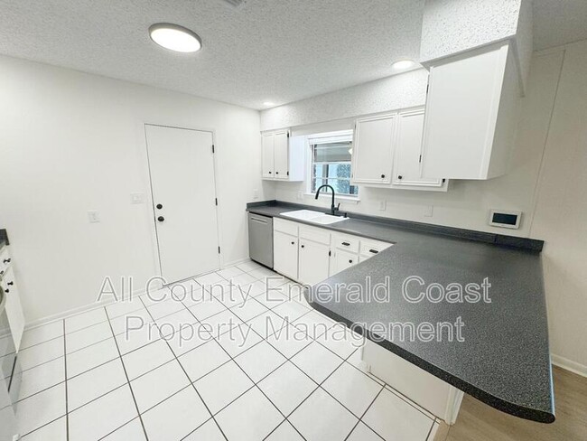 Building Photo - 504 Kelly St