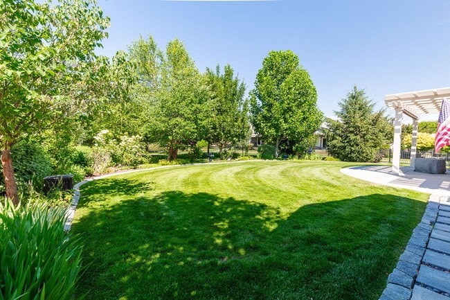 Building Photo - Charming Fully Furnished 1 Bedroom, 1 Bath...