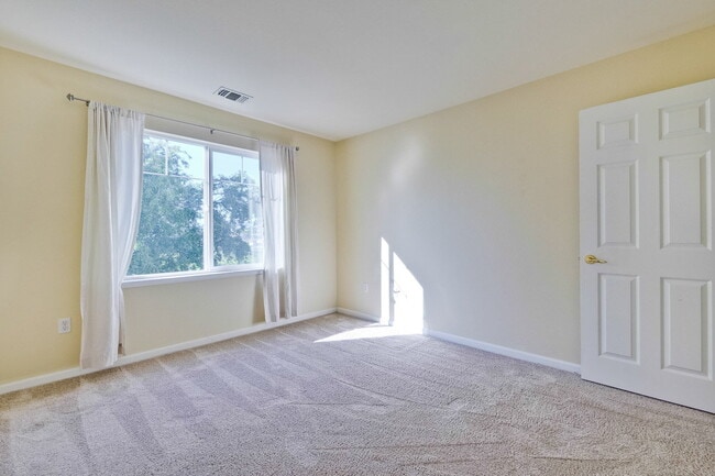 Building Photo - Large, Bright and Beautiful 3BR/2.5BA/2,195sf home in great condition!