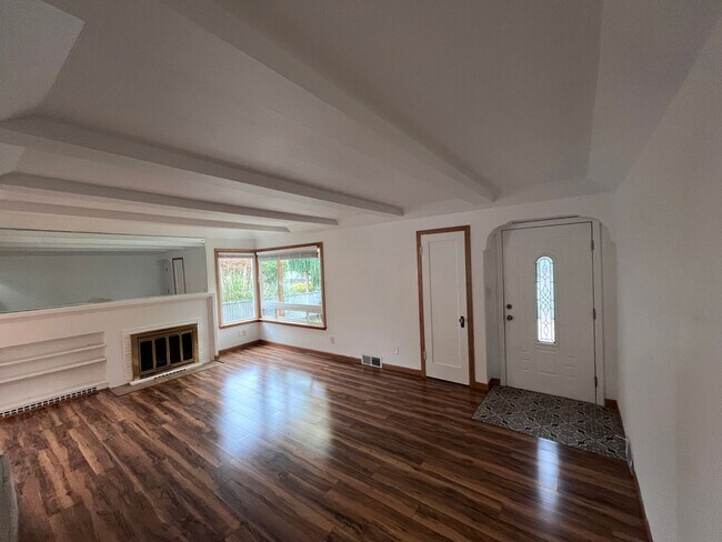Building Photo - Charming Bremerton Home with Fenced Yard