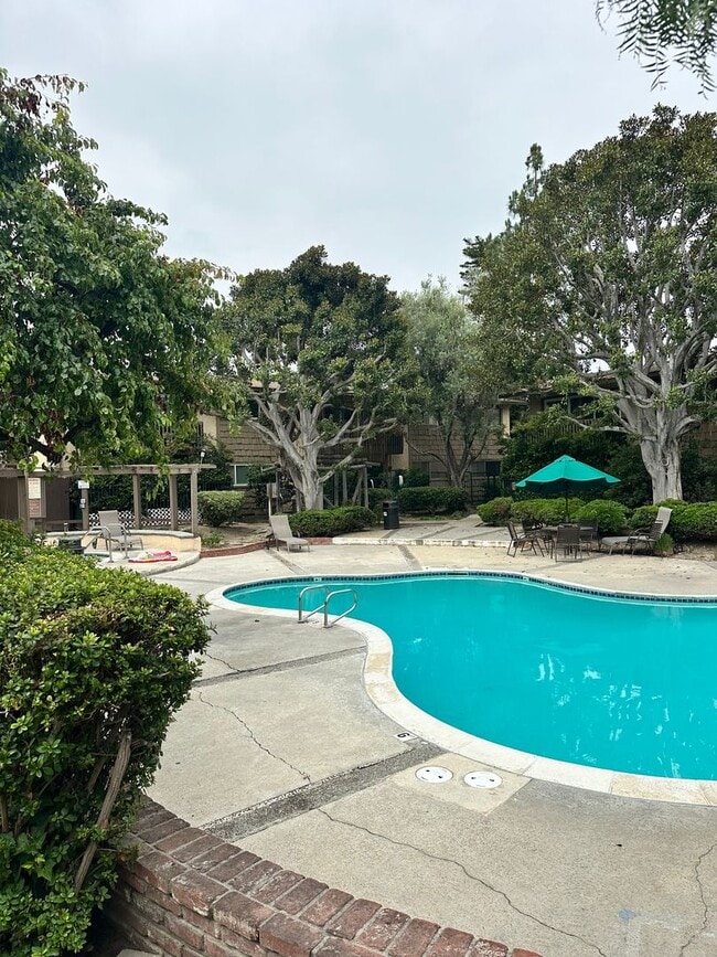 Building Photo - UPSTAIRS 1 BEDROOM CONDO FOR LEASE- GATED ...