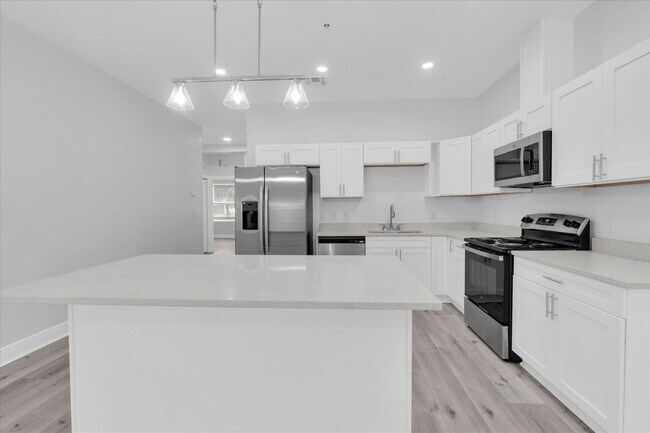 Building Photo - 705 S Orange Ave