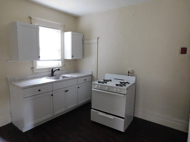 Building Photo - Newly Remodeled 1st Floor Apartment Near Downtown Mt Clemens