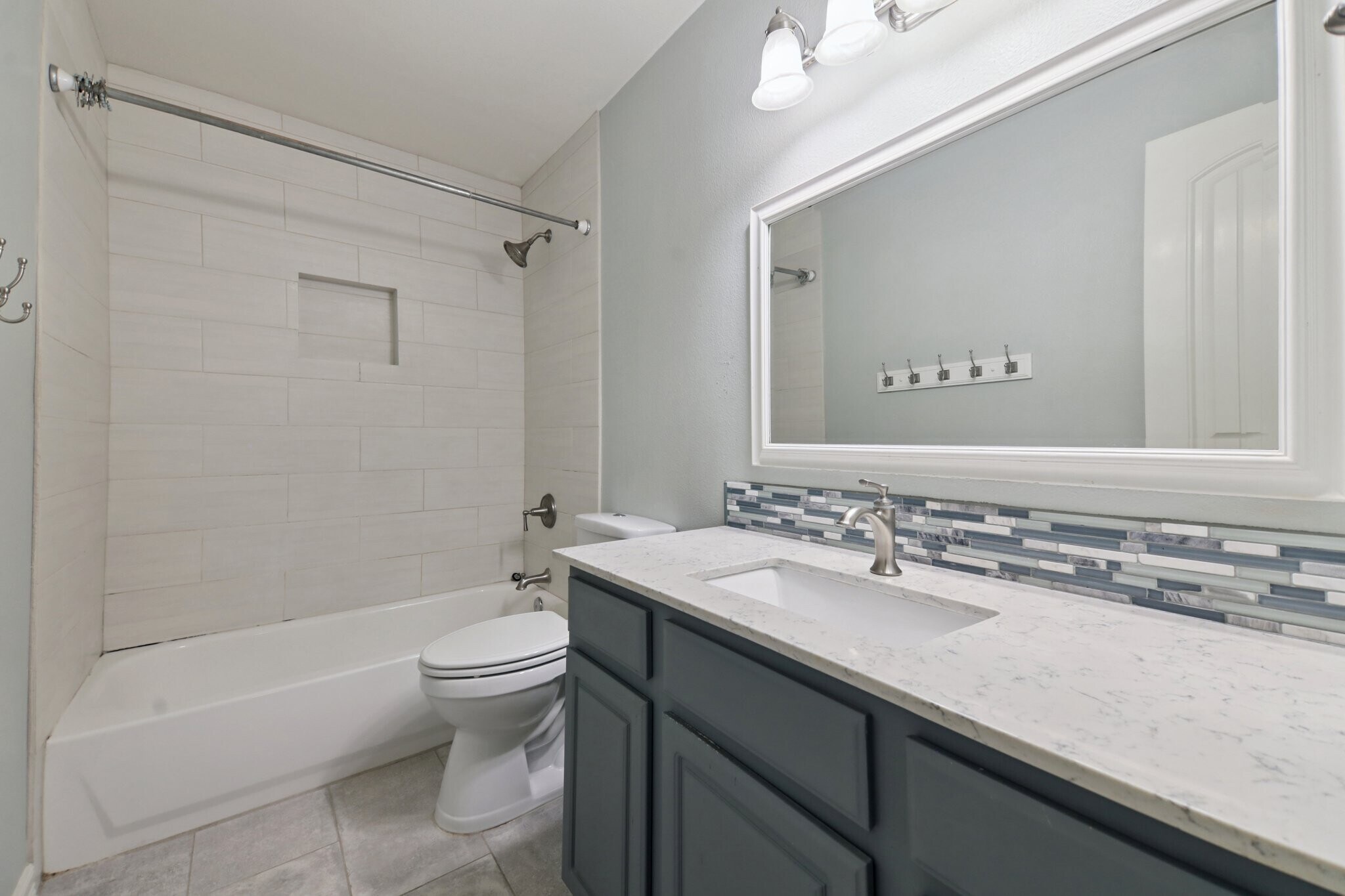 Building Photo - 2114 Iroquois Dr