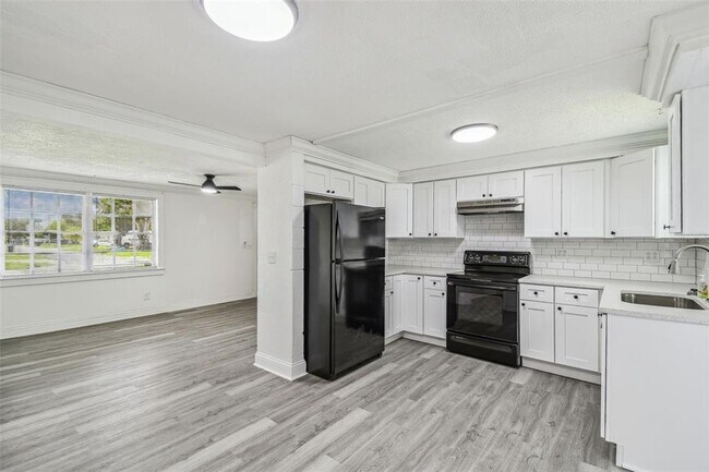 Building Photo - 1833 Knollwood Dr