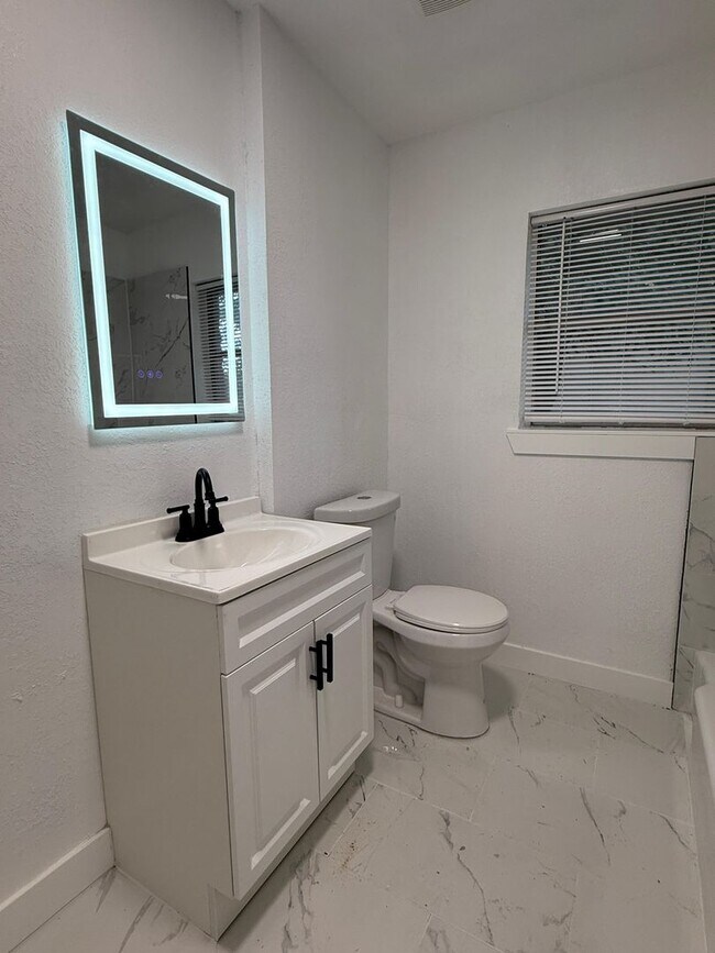 Building Photo - BEAUTIFUL HOME IN HOUSTON. MOVE IN READY!.