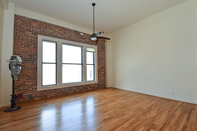Building Photo - 915 Franklin St