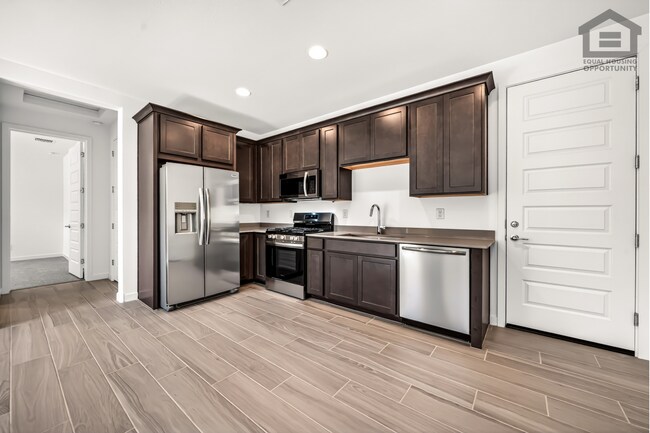 Building Photo - 4Bed/3Bath House at Thomas Rd/99th Ave! Ready for Immediate Move-In! -- Mother-In-Law Suite W/Pri...