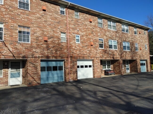 Building Photo - 800 Old Springfield Ave