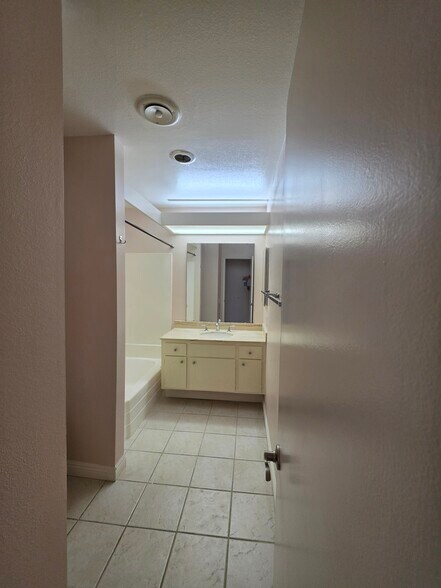 Building Photo - 16625 Roca Dr