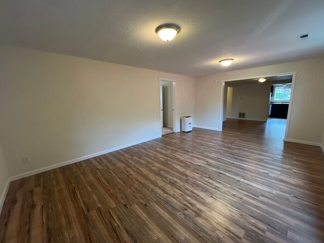 Building Photo - Blocks to the Ferry, Shipyard, Manette & More! 2 BR Available in DT Bremerton!