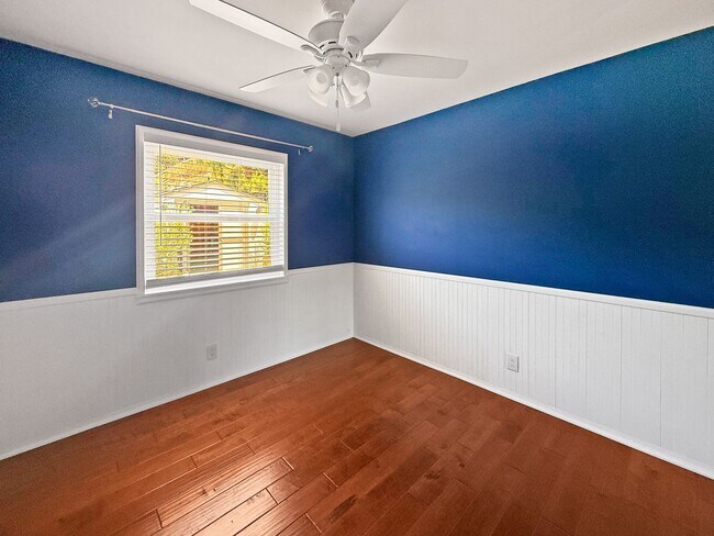Building Photo - Beautiful 4BD/2BA w/ Attached Garage & Lar...