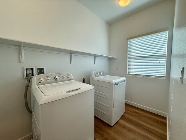 Building Photo - 4 BED, 2.5 BATH, 2 CAR-GARAGE, TWO-STORY, SINGLE FAMILY HOME FOR