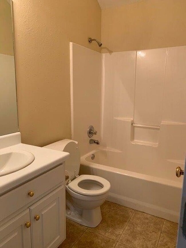 Building Photo - Cozy 3 Bed 2 Bath House! Available Fall 2025!